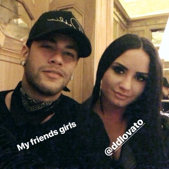 Neymar reune amigos em jantar e posta foto com Demi Lovato