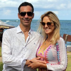 Ticiane Pinheiro adota sobrenome do marido, Cesar Tralli