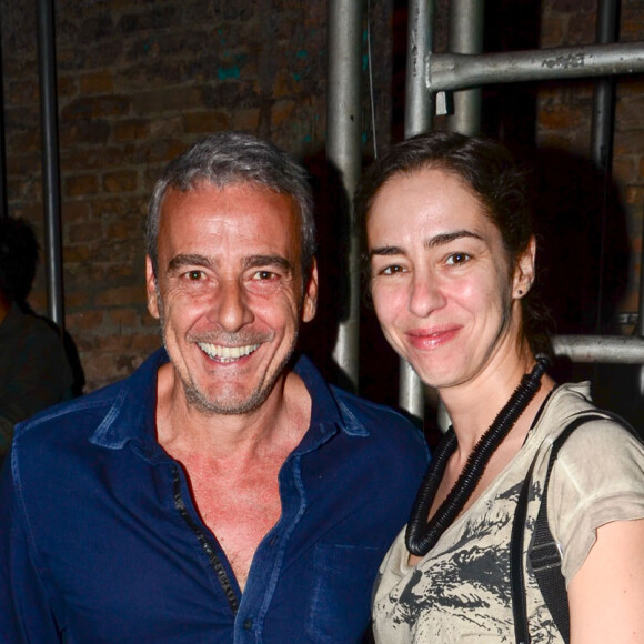 Alexandre Borges foi visto abraçado com morena ao acompanhar lançamento de livro no Teatro Oficina, no bairro do Bixiga, em São Paulo, na noite desta terça-feira, 14 de novembro de 2017