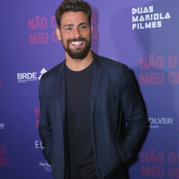 Cauã Reymond disse que está com barba comprida por causa da série 'Ilha de Ferro'