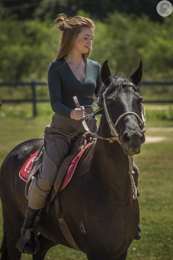 Marina Ruy Barbosa treinou com cavalo para viver a plebeia Amália na novela 'Deus Salve o Rei'