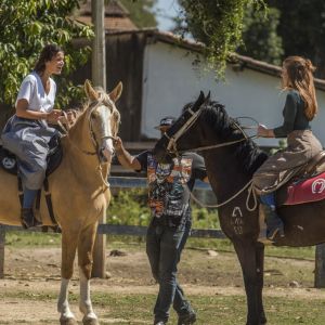 Bruna Marquezine e Marina Ruy Barbosa fazem aula de hispismo para darem vida às personagens Catarina e Amália na novela 'Deus Salve o Rei'