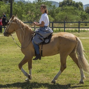 Bruna Marquezine andou a cavalo durante preparação da novela 'Deus Salve o Rei', próxima trama das sete