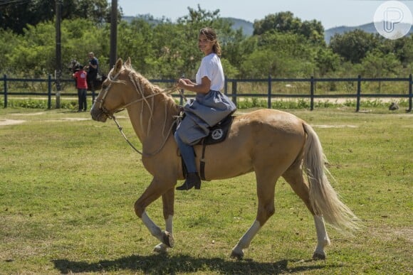 Bruna Marquezine andou a cavalo durante preparação da novela 'Deus Salve o Rei', próxima trama das sete