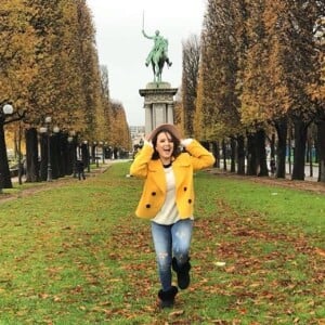 Larissa Manoela se filmou com fãs em Paris: 'Já estou adiantando e tirando fotos dos meus 12 milhões de seguidores que logo vamos virar aqui no Instagram com dois seguidores e fãs brasileiros!'