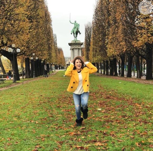 Larissa Manoela se filmou com fãs em Paris: 'Já estou adiantando e tirando fotos dos meus 12 milhões de seguidores que logo vamos virar aqui no Instagram com dois seguidores e fãs brasileiros!'