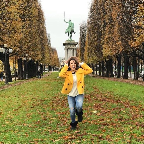 Larissa Manoela se filmou com fãs em Paris: 'Já estou adiantando e tirando fotos dos meus 12 milhões de seguidores que logo vamos virar aqui no Instagram com dois seguidores e fãs brasileiros!'