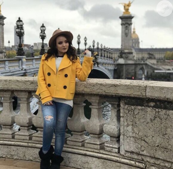 Larissa Manoela contou com a ajuda da fã da República Dominicana que está morando em Paris para se comunicar em francês