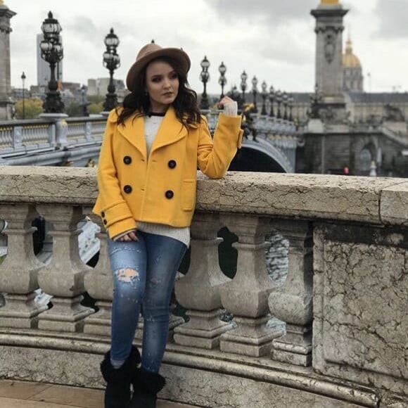 Larissa Manoela contou com a ajuda da fã da República Dominicana que está morando em Paris para se comunicar em francês