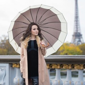 Fã de Larissa Manoela a ajudou em shopping: 'Eu vim fazer compras e olha só quem eu trouxe de intérprete. É, ela foi ver minhas fotos e achou que ia ficar só por ali? Eu arrastei ela para vir comigo, né?'