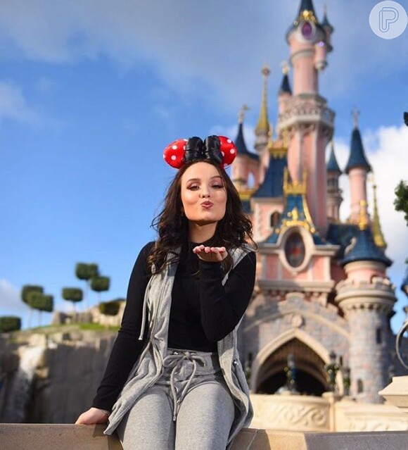 Em Paris, Larissa Manoela se divertiu no parque europeu da Disney