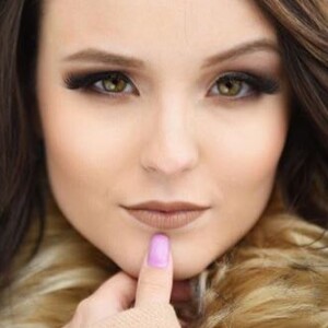 Larissa Manoela está em Paris, na França, para divulgar sua nova coleção de roupas e também irá fotografar em Londres, na Inglaterra