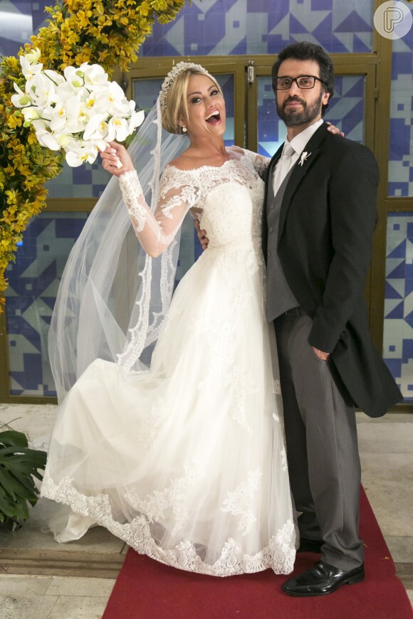 Samuel (Eriberto Leão) se casa com Suzy (Ellen Rocche) no capítulo que vai ao ar nesta quarta-feira, dia 15 de novembro de 2017, na novela 'O Outro Lado'
