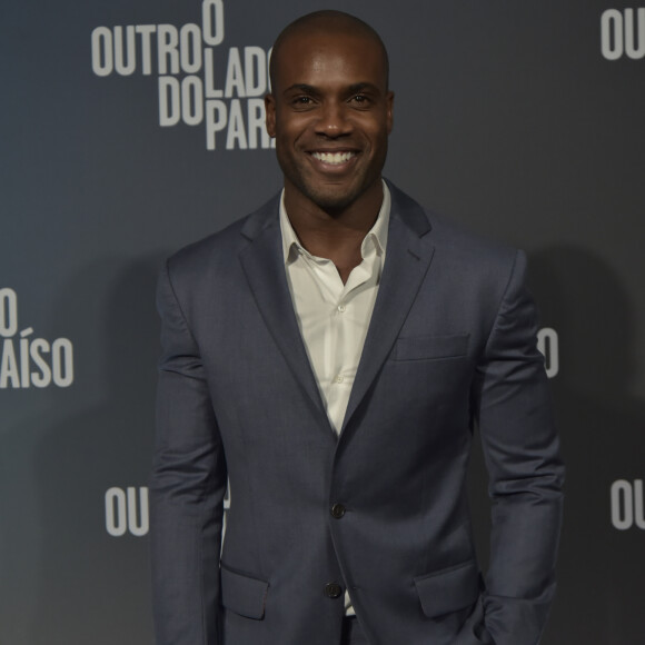 Personagem de Rafael Zulu, Cido pede dinheiro para Samuel (Eriberto Leão). 'É um favor de amigo. Pra um amigo de tanto tempo, ahn? Uma graninha só. Eu nunca pedi nada, pedi?', diz o motorista na novela 'O Outro Lado do Paraíso'