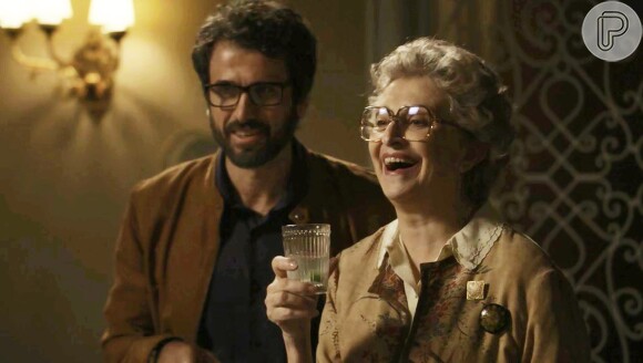 Gay, Samuel (Eriberto Leão) só se casa com Suzy (Ellen Rocche) para agradar a mãe, Adnéia (Ana Lúcia Torre), na novela 'O Outro Lado do Paraíso'