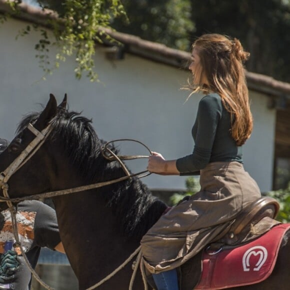 Marina Ruy Barbosa e Bruna Marquezine tiveram aula de hipismo para a novela 'Deus Salve o Rei'