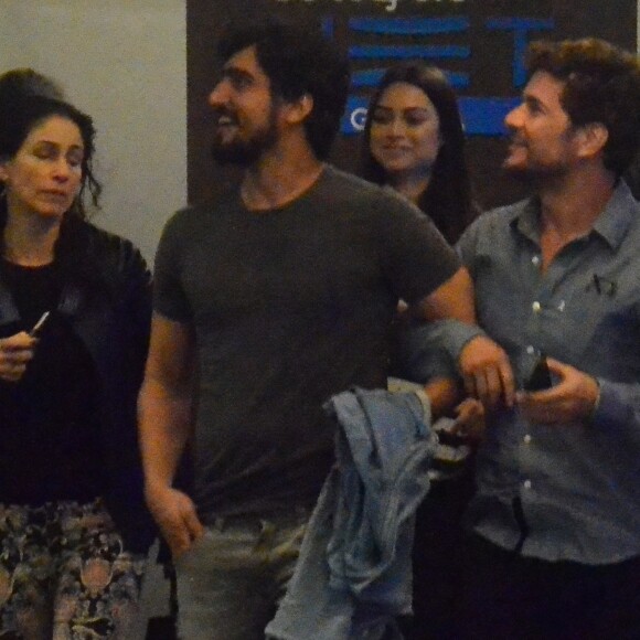 Rumores de romance de Thaila Ayala e Renato Góes começaram quando atores foram ao cinema com Sophie Charlotte e Daniel de Oliveira