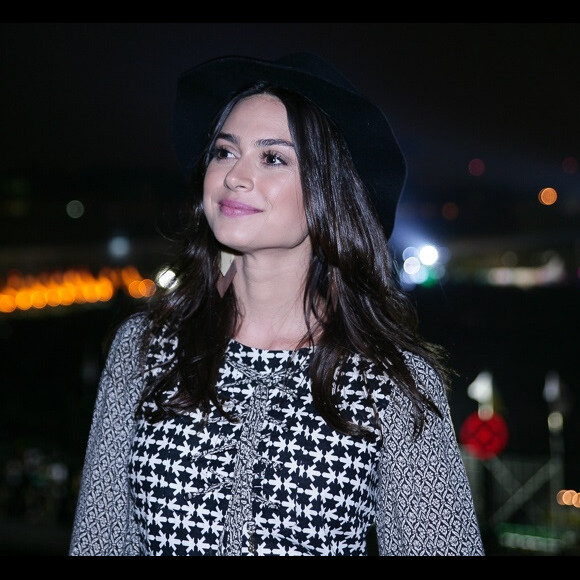 Thaila Ayala já negou romance com Renato Góes, mas atores jantaram juntos em restaurante americano, nesta quarta-feira, 15 de novembro de 2017