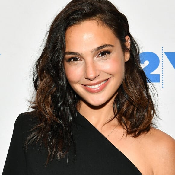 Gal Gadot foi escalada para entregar um prêmio para o diretor Brett Ratner, mas recusou depois de Olivia Munn acusá-lo de assédio