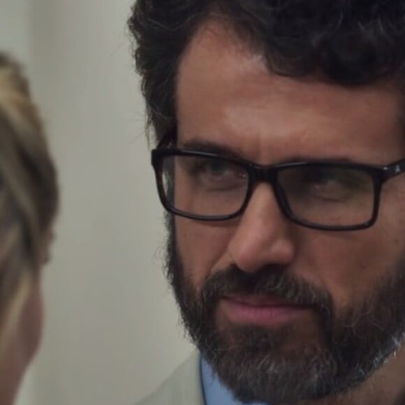 'Vou jogar fora. Vai pro lixo. Estou com horror dela, porque o que fez, enfermeira Suzana, foi indecente! Agora vá. Está quase na hora de iniciar o plantão. Seja mais profissional', diz Samuel (Eriberto Leão) para a mulher antes de guardar as peças em sua gaveta, na novela 'O Outro Lado do Paraíso'