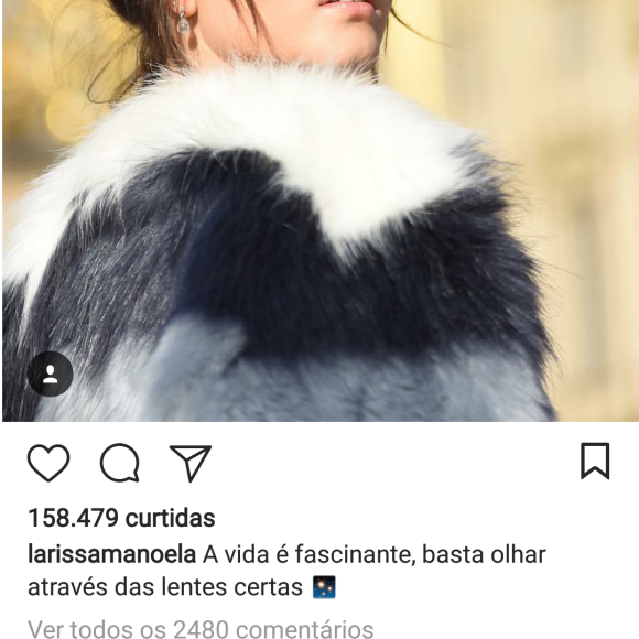 Larissa Manoela repete óculos usados por Marquezine e ironiza: 'Metalúrgica'