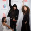 Tiago Iorc e Anavitória comemoram prêmio no Grammy Latino 2017 com pose inusitada