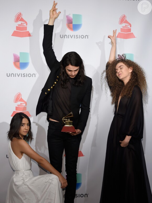 Tiago Iorc e Anavitória comemoram prêmio no Grammy Latino 2017 com pose inusitada