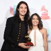 Tiago Iorc posa com troféu ao lado de Ana Caetano, dupla de Vitória, no Grammy Latino 2017
