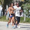 Pérola Faria exibiu a boa forma ao caminhar, de biquíni, com a mãe, Ana Lúcia, pela orla da Barra da Tijuca, no Rio