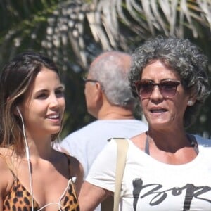 Pérola Faria exibiu a boa forma ao caminhar, de biquíni, com a mãe, Ana Lúcia, pela orla da Barra da Tijuca, no Rio