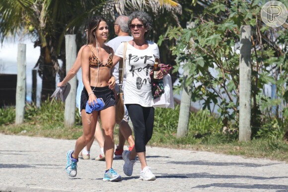 Pérola Faria exibiu a boa forma ao caminhar, de biquíni, com a mãe, Ana Lúcia, pela orla da Barra da Tijuca, no Rio