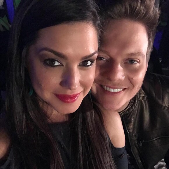 Thais Fersoza e Michel Teló curtiram o show do Coldplay no Allianz Parque, em São Paulo