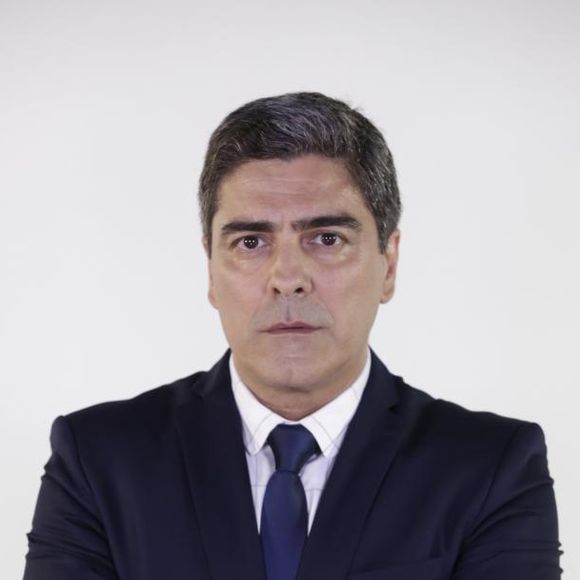 Junno Andrade, o âncora de telejornal Arthur, da novela 'Apocalipse', já cursou Jornalismo: 'Parei por falta de grana'