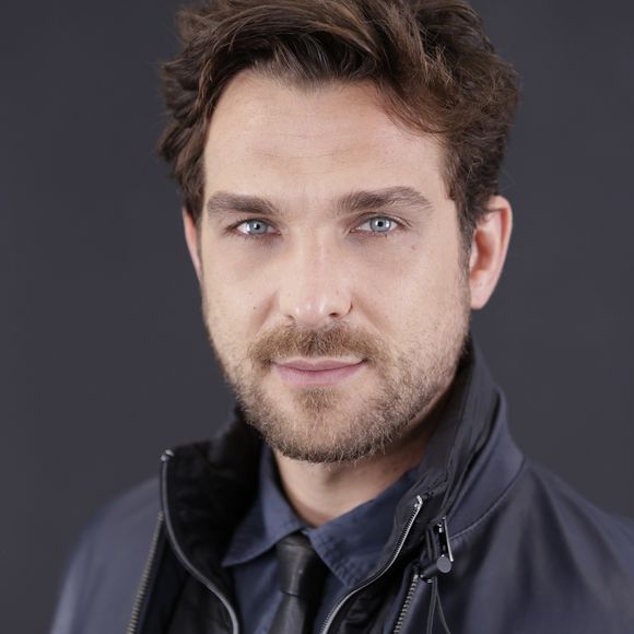 Marido de Zoe (Juliana Knust), o gênio da informática Benjamin (Igor Rickli) vai sofrer com a morte da avó Lia (Lucinha Lins), na novela 'Apocalipse'