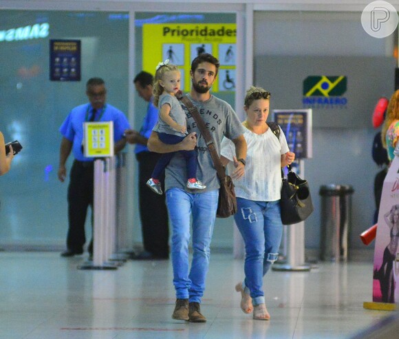 Rafael Cardoso garantiu que Aurora, de 3 anos, está animada com a gravidez da mãe, Mariana Bridi
