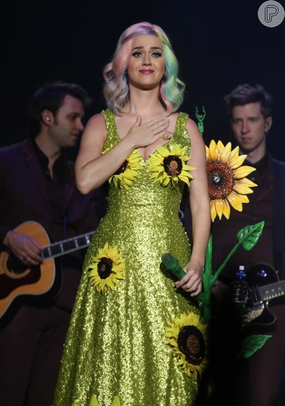 O motivo para Katy Perry ser impedida de ir à China pode ter sido a roupa cheia de girassóis usada por ela durante um show em Taiwan. A flor é o símbolo da luta pela independência do estado chinês
