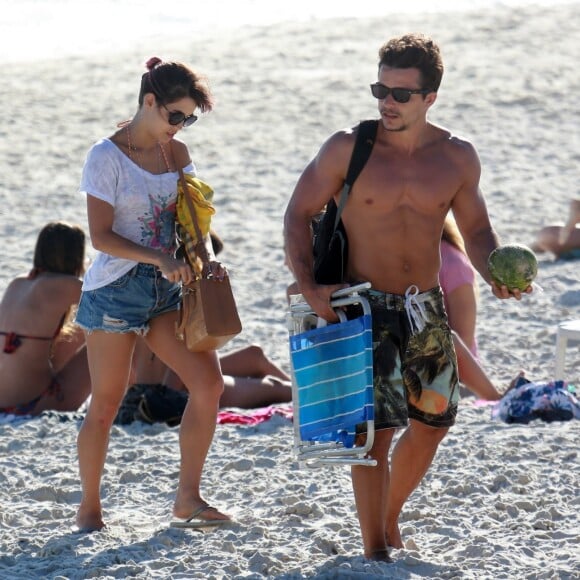 Pérola Faria, com blusa branca e short jeans, se despede da praia