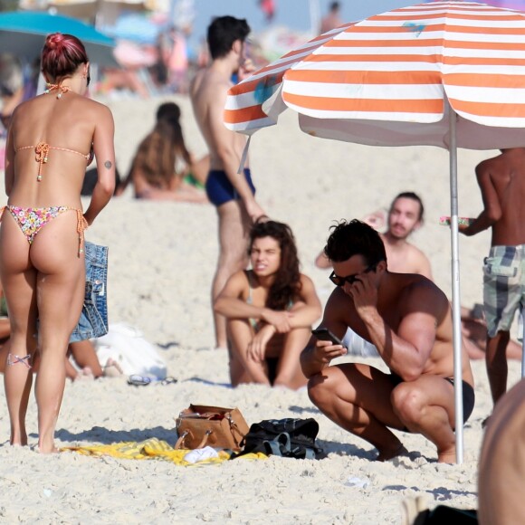 Pérola Faria exibe boa forma de bíquini cortininha