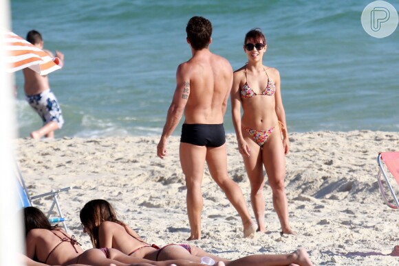 Pérola Faria, com biquíni cortininha, se diverte em praia com amigo