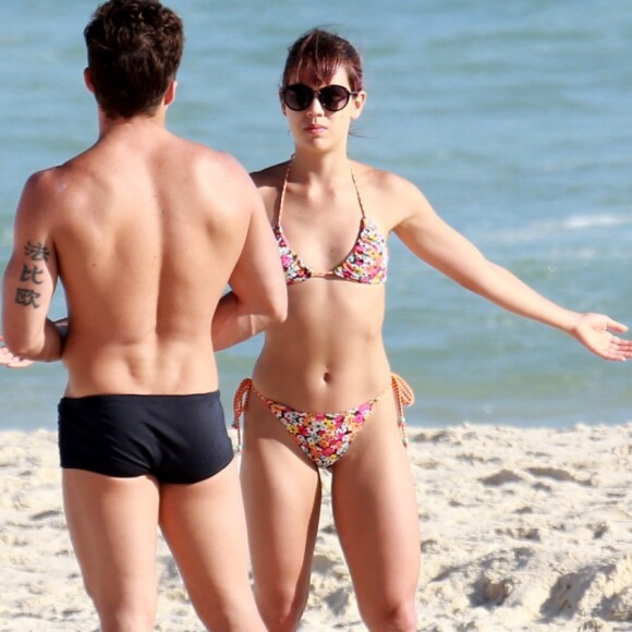 Pérola Faria foi à praia acompanhada pelo amigo Fabio Beltrão