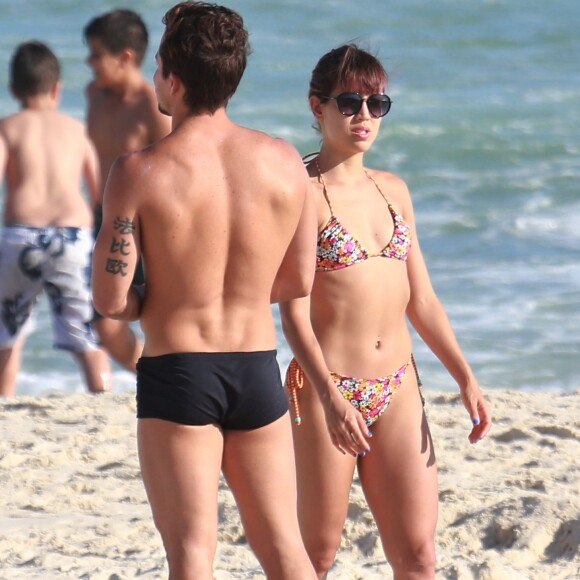 Pérola Faria foi à praia com biquíni florido e óculos escuros