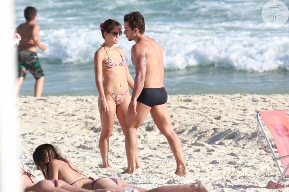 Pérola Faria exibe corpo sequinho durante dia na praia com amigo