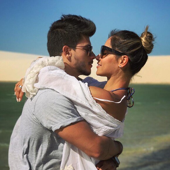 Arthur Aguiar e Mayra Cardi ficaram noivos após dois meses de namoro