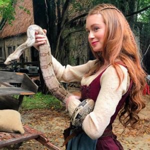 Cheia de coragem, Marina Ruy Barbosa posou com uma cobra nos batidores da novela 'Deus Salve o Rei'