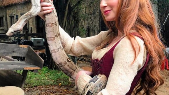 Olha a cobra! Marina Ruy Barbosa exibe animal nas mãos em bastidores de novela