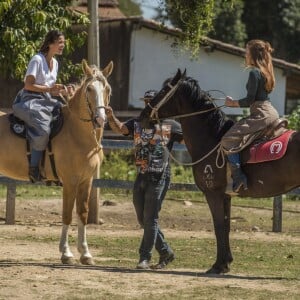 Bruna Marquezine e Marina Ruy Barbosa fizeram juntas aulas de hipismo para a novela 'Deus Salve o Rei'