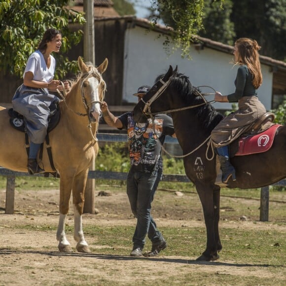 Bruna Marquezine e Marina Ruy Barbosa fizeram juntas aulas de hipismo para a novela 'Deus Salve o Rei'