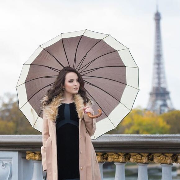 Larissa Manoela fotografou em vários países da Europa