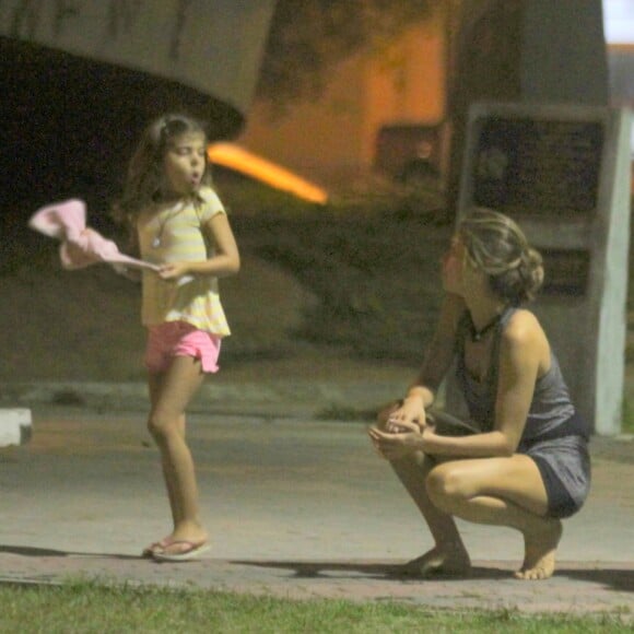 Durante o passeio, Sofia exibiu ainda um colar de pedra, o mesmo que usou quando foi fotografada de batom prateado brincando com o gato da família nas areias da praia da Barra da Tijuca