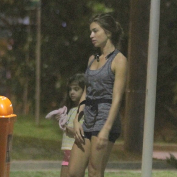 Grazi Massafera manteve os pés descalços durante o passeio com a filha perto da praia de São Conrado, no Rio de Janeiro, neste sábado, 18 de novembro de 2017